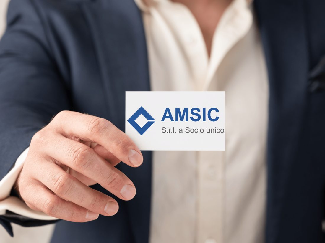 Biglietto da visita AMSIC tenuto in mano da un professionista