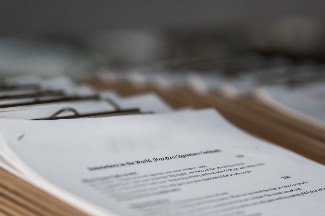 Pila di documenti e registri in un archivio