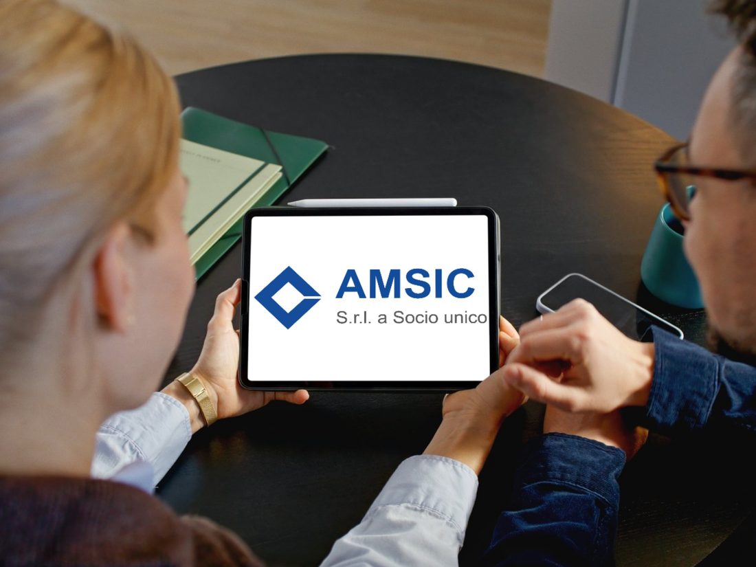 Due professionisti consultano un tablet con il logo AMSIC