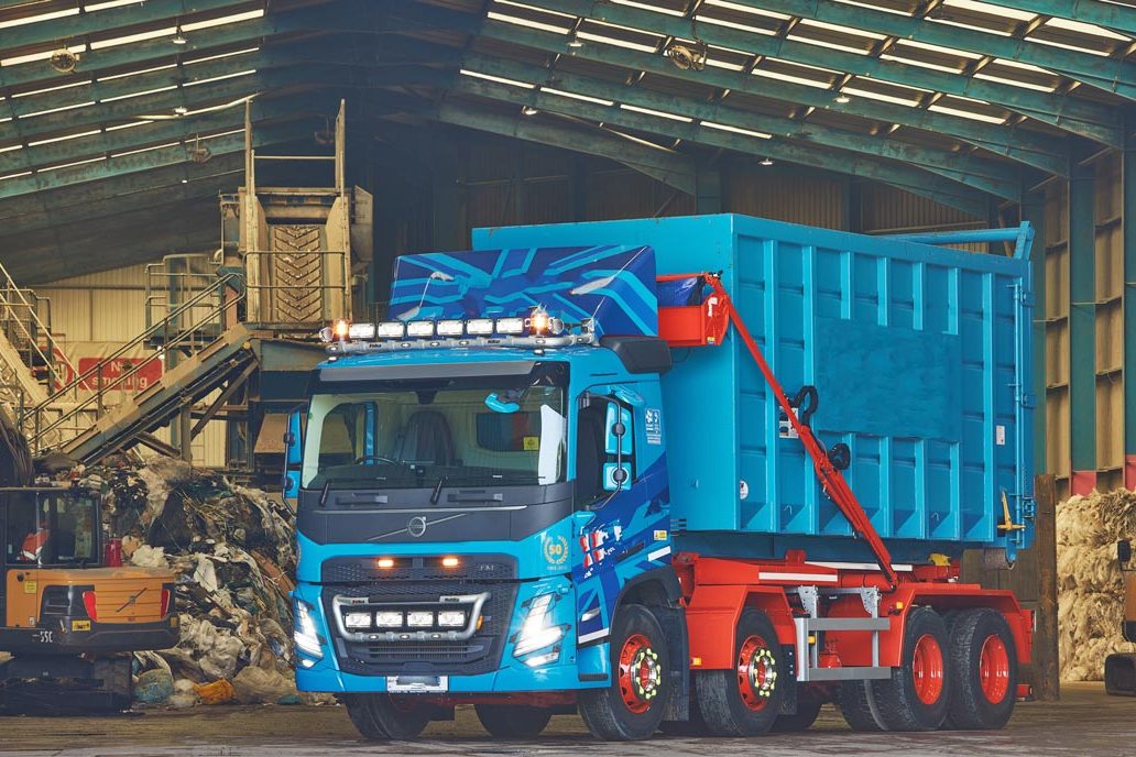 Camion scarrabile in un impianto di trattamento rifiuti